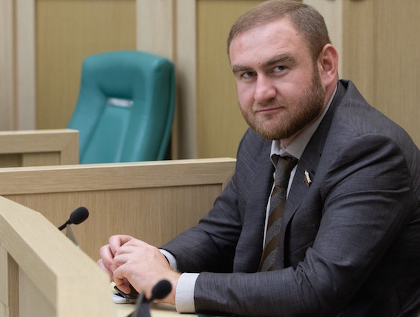 Арестованному сенатору Арашукову не хватает в СИЗО халяльного питания, а его отцу — телевизора
