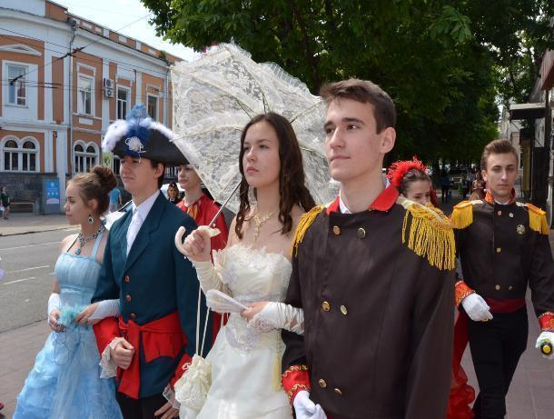 Неспешные прогулки Онегина и Татьяны по улицам Ставрополя привлекли внимание горожан