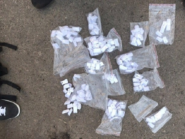 50 пакетиков с наркотиками изъяли полицейские у дилеров в Пятигорске