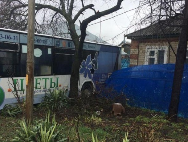 Автобус без водителя скатился со стоянки в Ставрополе — пассажирка получила травмы