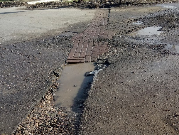 «Нанотехнологии в действии»: дыру на дороге заложили брусчаткой в Буденновске