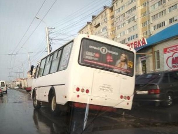 Пассажирский автобус провалился в траншею в Ставрополе