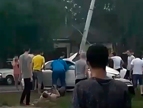 Иномарка «влетела» в столб в Ставрополе - есть пострадавшие