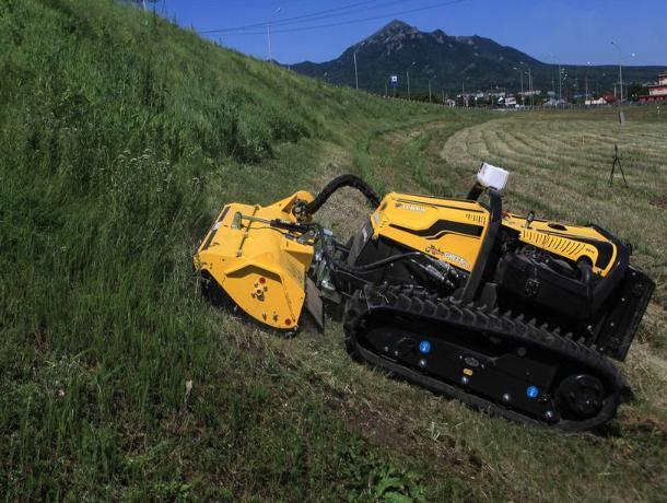 Траву вдоль федеральной трассы «Кавказ» начали косить роботы