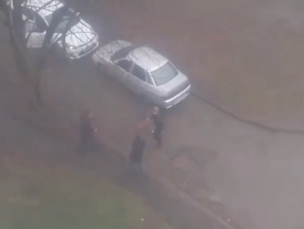 «Не разъехались»: драка водителей во дворе многоэтажки попала на видео в Ставрополе