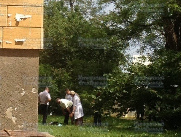 Падение молодого мужчины из окна многоэтажки проверят следователи в Ставрополе