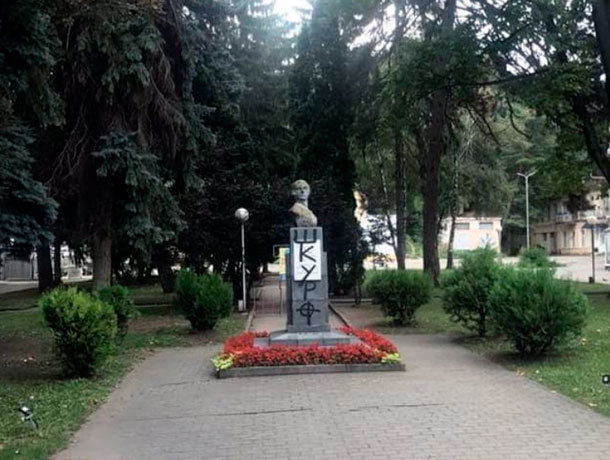 Вандалы испортили памятник революционерки Ксении Ге на Курортном бульваре в Кисловодске