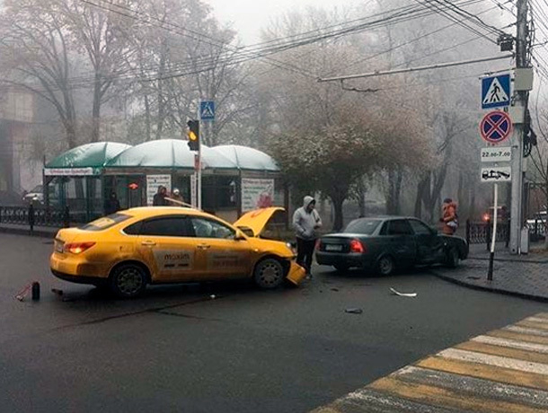 Автомобиль такси и «Приора» столкнулись на перекресте в центре Ставрополя