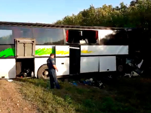Произошло ДТП с участием автобуса и грузовика с прицепом - 2 человека погибло и 11 пострадало на Ставрополье