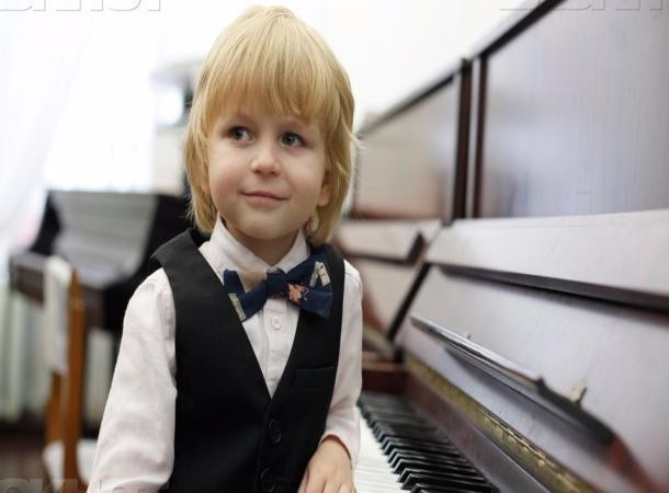 Каждый может поддержать своим голосом шестилетнего пианиста-виртуоза из Ставрополя Елисея Мысина