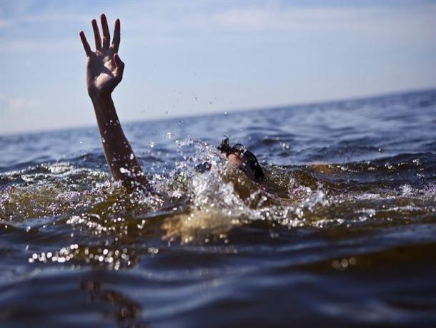 На Ставрополье подросток и женщина чуть не утонули в озере