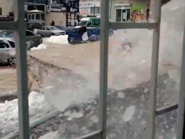 Ледяные глыбы повредили автомобиль в Ставрополе