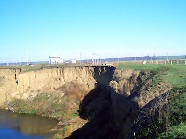 Ставропольский скотомогильник с сибирской язвой падает в реку