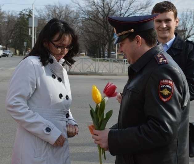 Главный госинспектор Ставрополья дарил цветы автолюбительницам