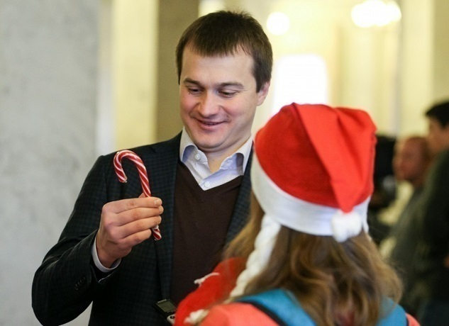 Миллион рублей хотят жители Ставрополья в подарок на Новый год, но сами будут дарить конфеты и косметику