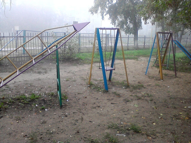 На детской площадке ставропольской школы опасность представляют деревья
