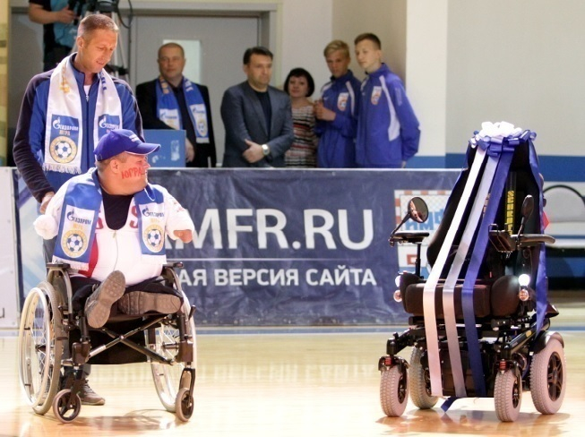 Ставропольцу без рук и ног Александру Соломеннику подарили современную коляску