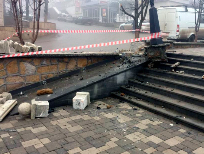 Водитель снес фонарь и повредил новую лестницу в Железноводске