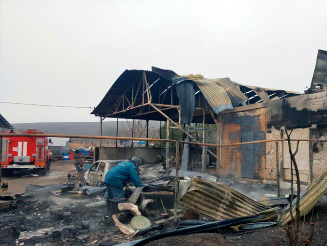В пожаре пострадал человек, сгорел дом и автомобиль на Ставрополье