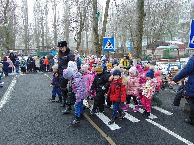 Инспекторы Ставрополя учат малышей ПДД