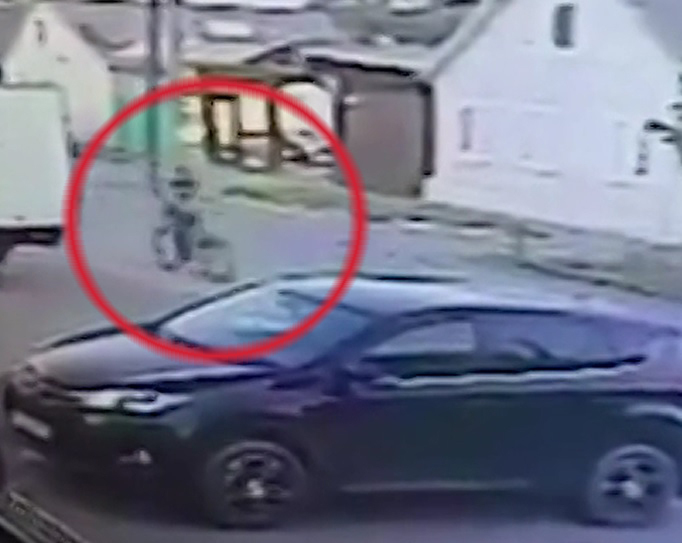 Обливший двух девочек кислотой велосипедист в Буденновске попал на видео