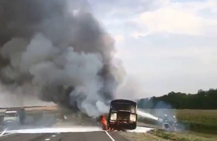 Пассажирский автобус загорелся во время движения на Ставрополье