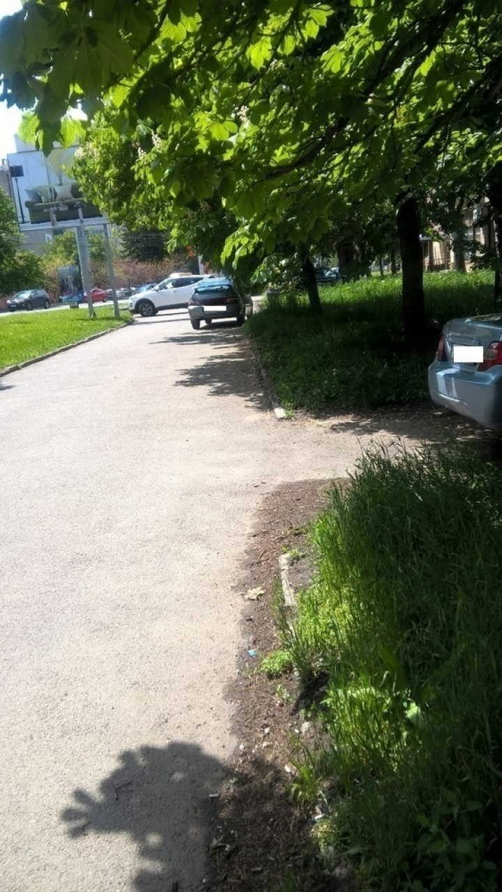 Паркуюсь, как хочу: из тротуара на улице Ленина в Ставрополе сделали проезжую часть