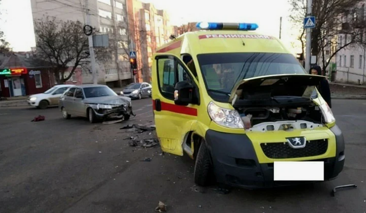 Авария реанимационного автомобиля и ВАЗ произошла в Ставрополе