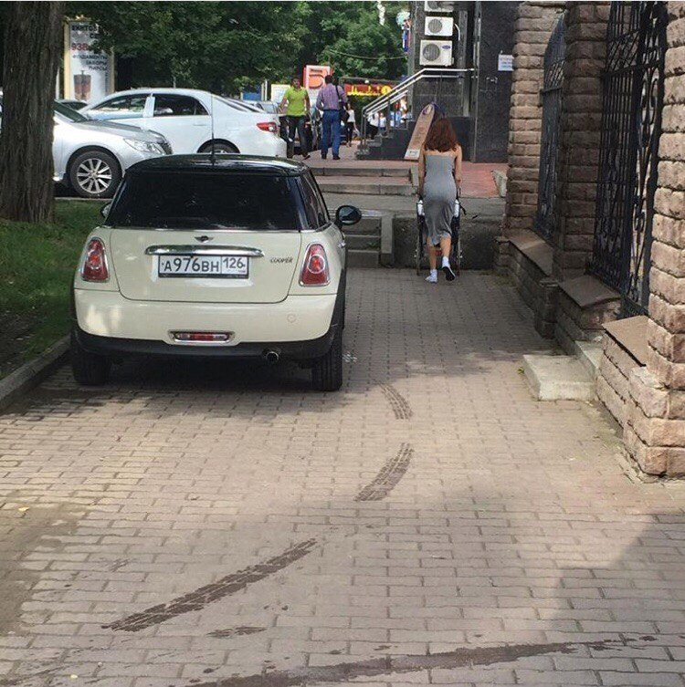 Паркуюсь как хочу: владелец «Мини купера» ежедневно занимает тротуар для пешеходов
