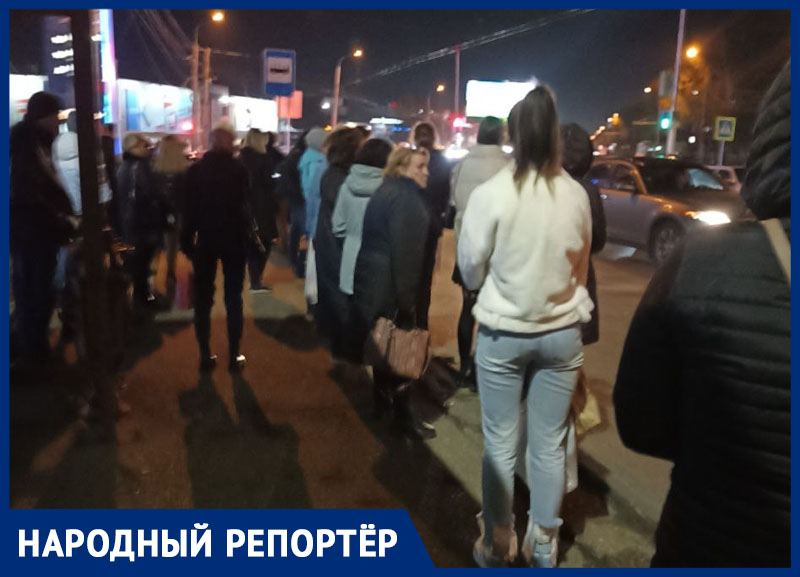 Уставшие после работы ставропольцы вновь подолгу ждут автобусы на остановках