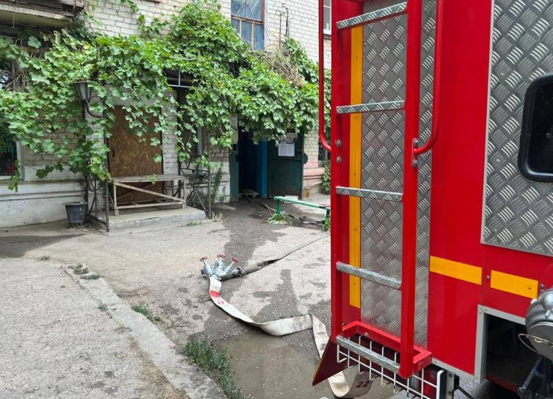 Пожарные спасли 8-летнюю девочку и 4-летнего малыша из загоревшейся квартиры на Ставрополье