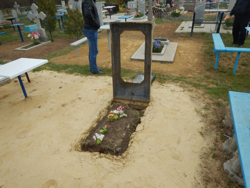 На Ставрополье подростки устроили погром на городском кладбище