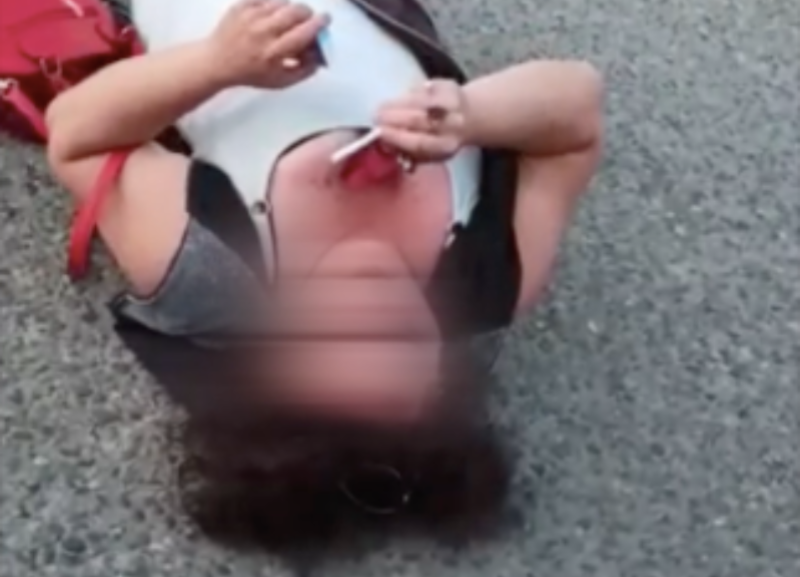 Бросившаяся под колеса автомобиля женщина напугала жителей села на Ставрополье