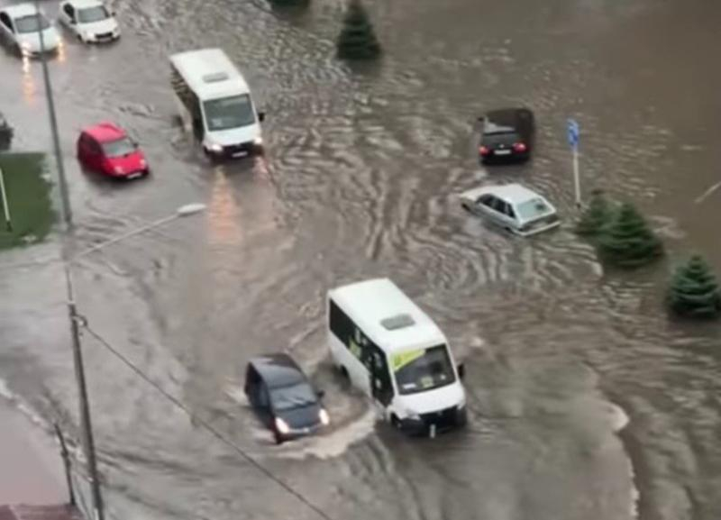 Ливень добрался и до Ставрополя: на улицах краевой столицы образовалось море