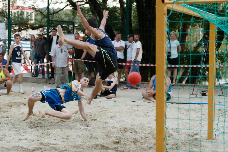 «Виктор» в Ставрополе одержал три победы в первый день третьего тура чемпионата по пляжному гандболу