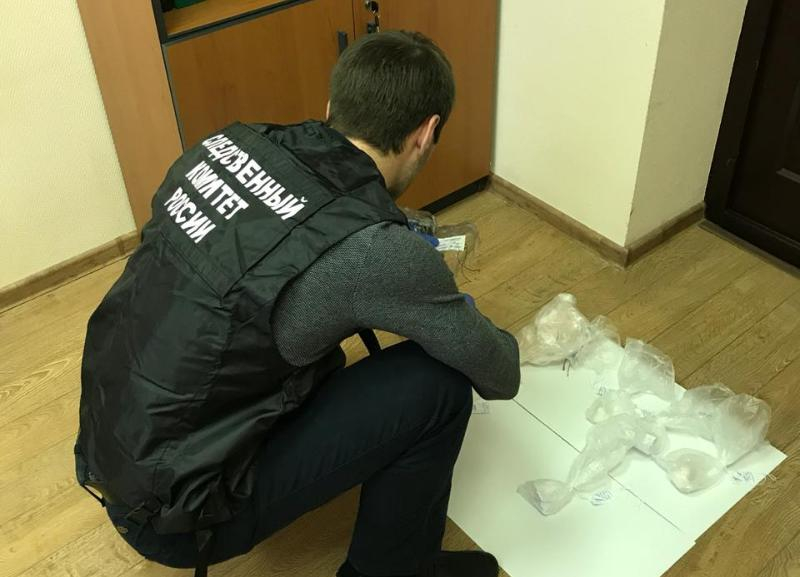 На Ставрополье бывшего полицейского и его знакомого подозревают в сбыте наркотиков