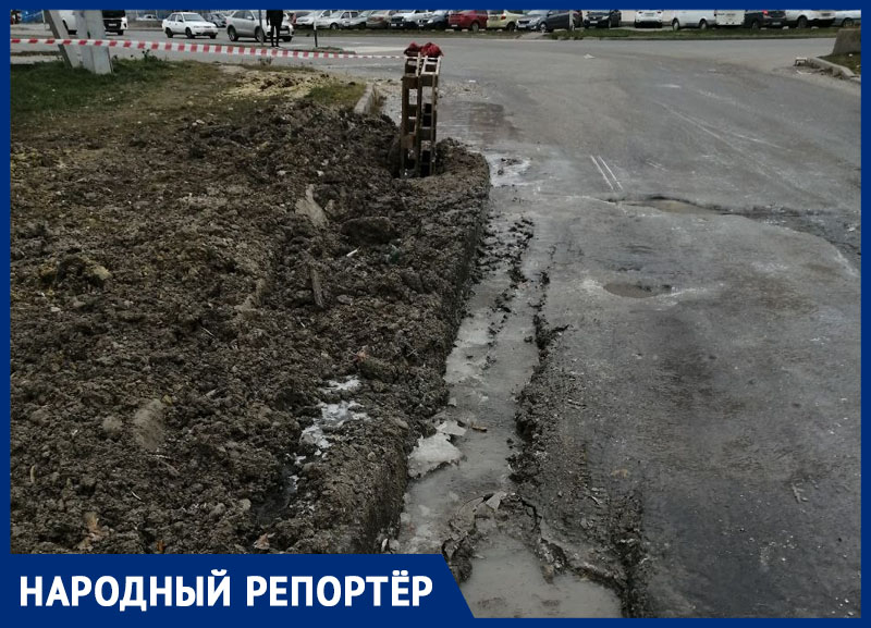 Полоса препятствий для жителей Ставрополя — наледь и перекопанный тротуар встречают людей на улице