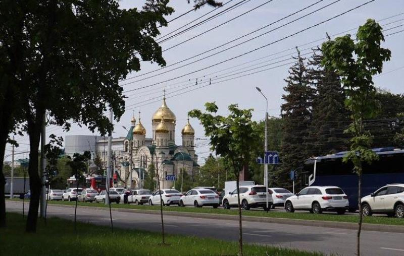 Мойщики стекол и попрошайки: орудующих детей на перекрестке Кулакова-Ленина в Ставрополе замечают горожане