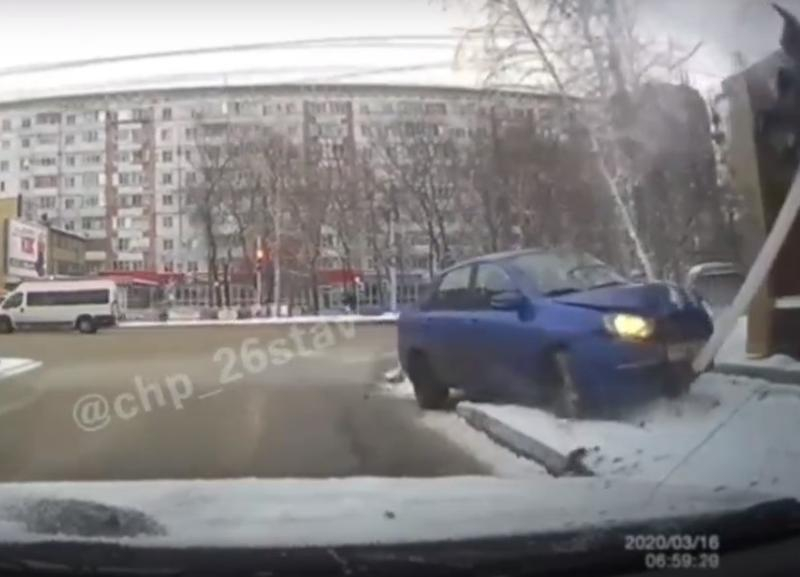 В Ставрополе водитель при странных обстоятельствах попал в аварию
