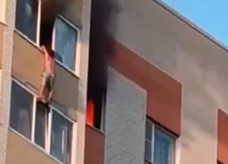 Выпавший из окна мужчина при пожаре на юге Ставрополя обеспокоил очевидцев