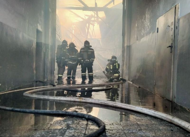 Крупный пожар произошел на одном из заводов в Ставрополе