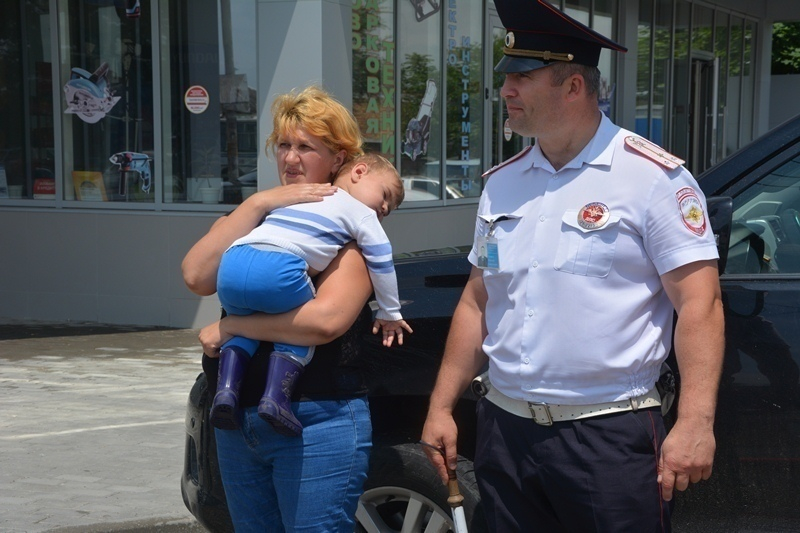 Сотрудники ДПС МинВод спасли ребенка, попавшего в беду