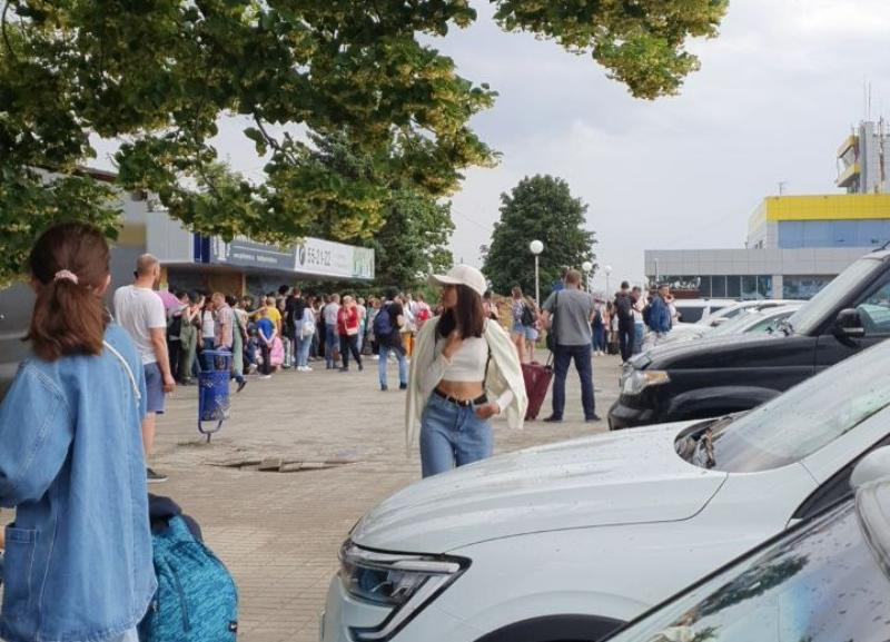Всех посетителей аэропорта в Ставрополе экстренно эвакуировали