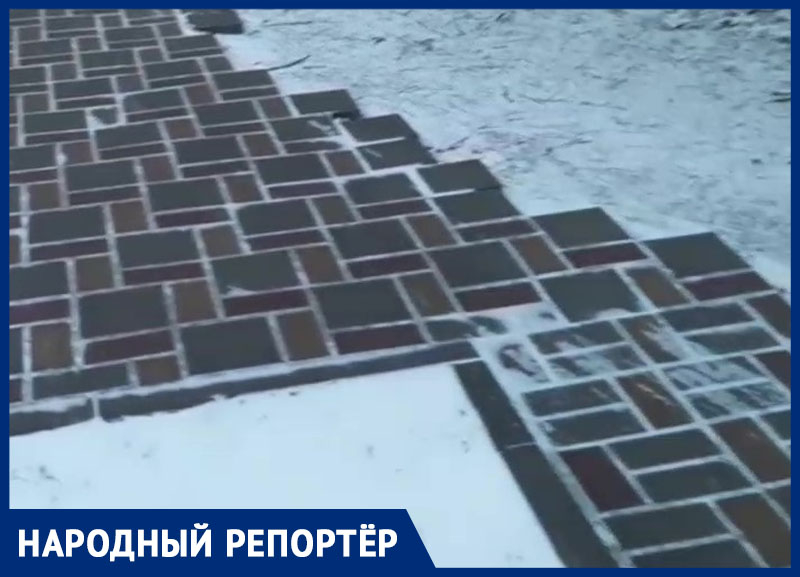 Курочка по зернышку клюет, да сыта бывает — неизвестный решил разобрать тротуар в Ставрополе