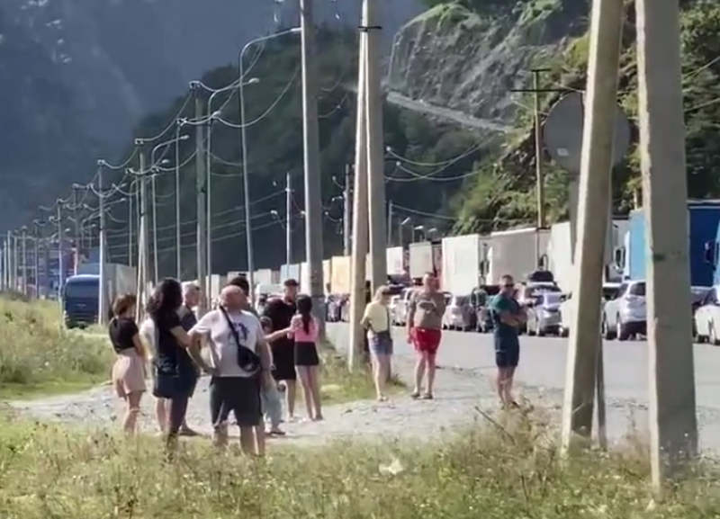 В огромной очереди на прохождение таможни в Грузию застряли жители Ставрополья