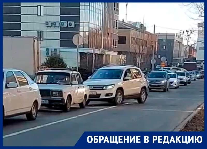 «Где ГИБДД?»: автохамы на Доваторцев в Ставрополе наплевали на сплошную