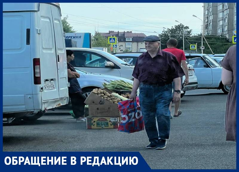 Из-за стихийной торговли на севере Ставрополя горожане не могут оставить авто на парковке