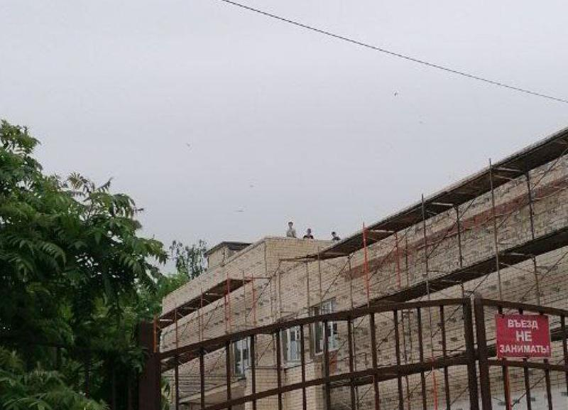 Жительница Ставрополя заметила подростков на крыше школы