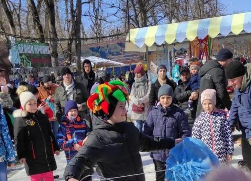 В Ставрополе в парке Победы началось празднование Масленицы