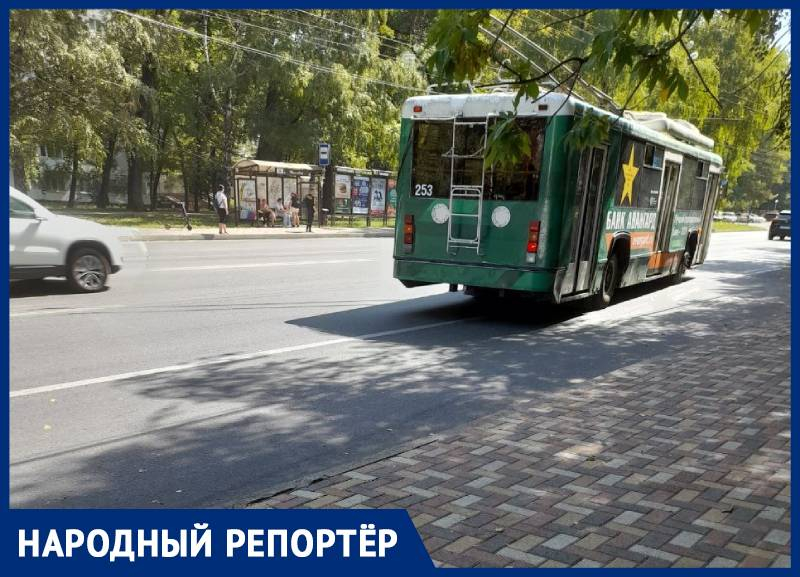 «Накинулись на бабушку»: ставропольцы сообщили о нападении на пенсионерку в троллейбусе